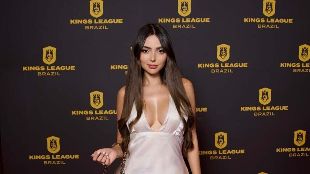Nyvi Estephan com a CazéTV na Kings League em Paris